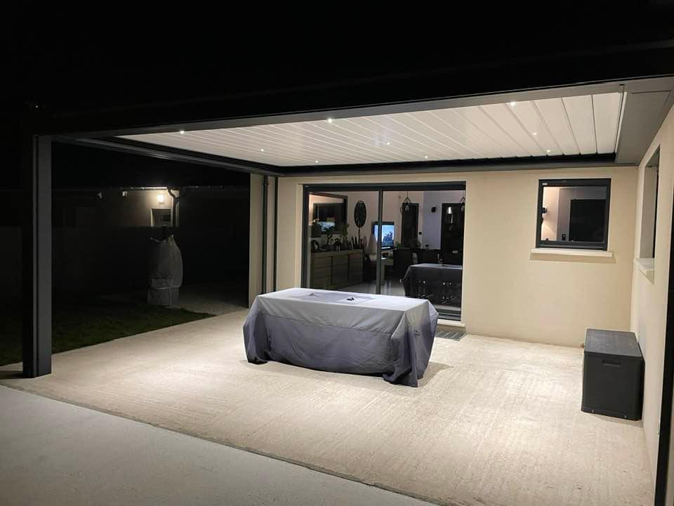 Pergola bioclimatique en version double attenante installée par TRIHOME Menuiseries à Givry en Bresse Louhannaise