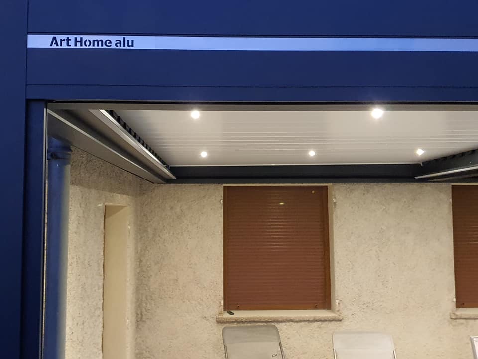 Pergola bioclimatique nombreuses options incluses installée par TRIHOME Menuiseries à Chatenoy-le-Royal