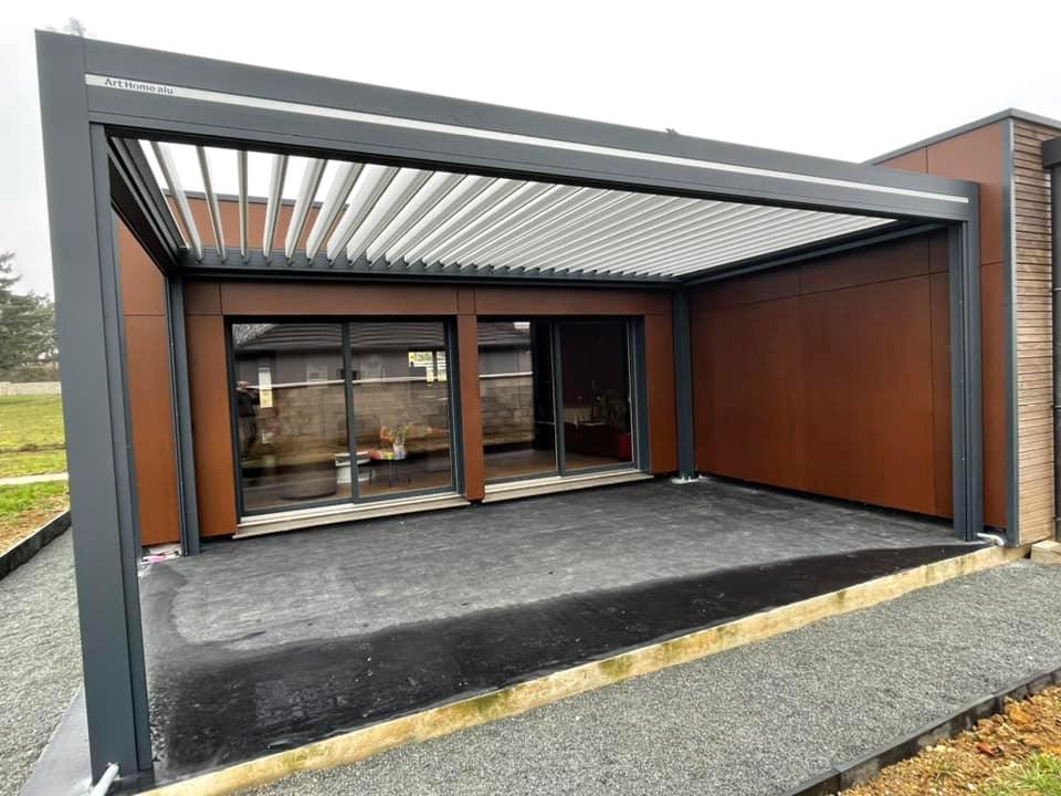 Pergola bioclimatique teinte gris anthracite texturé installée par TRIHOME Menuiseries à Boncourt le Bois