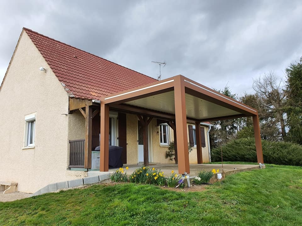 Pergola bioclimatique toutes options Art Home Alu installée par TRIHOME Menuiseries à Chivres, en Bresse Louhannaise