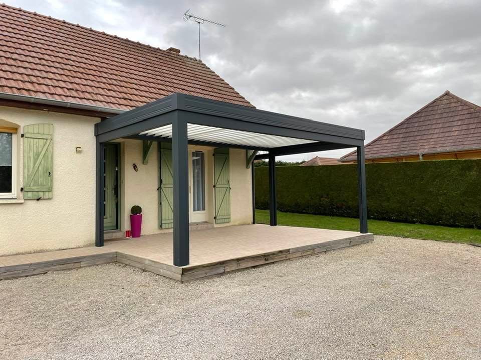 Pergola bioclimatique toutes options installée à Vincelles par TRIHOME Menuiseries, en Bresse bourguignonne