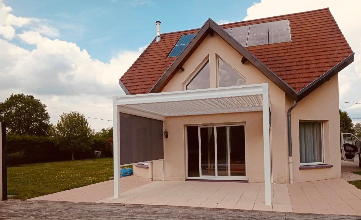 Pergola bioclimatique avec option deux stores motorisés installée à Saint-Germain-du-Bois par TRIHOME Menuiseries, en Bresse bourguignonne