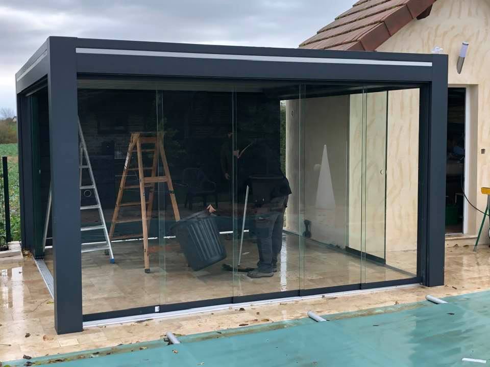 Pergola bioclimatique Art Home Alu toutes options installée par TRIHOME Menuiseries, en Bresse bourguignonne