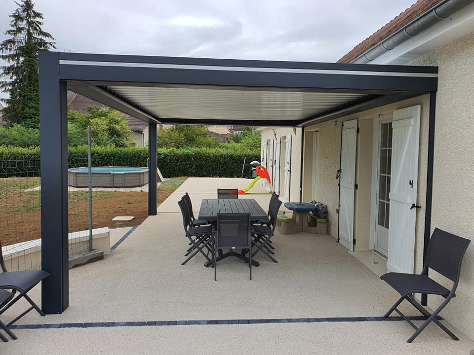 Pergola bioclimatique lux intégral installée à Champvans par TRIHOME Menuiseries, en Bresse bourguignonne