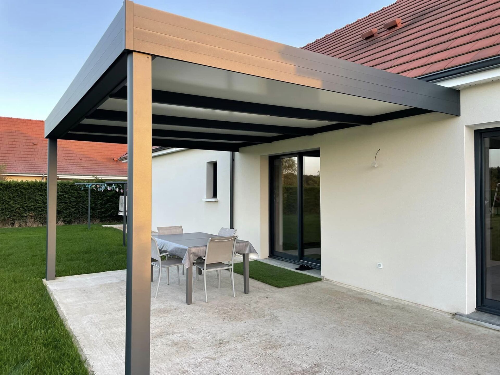 Pergola avec option éclairage leds à variateur installée par TRIHOME Menuiseries à Louhans