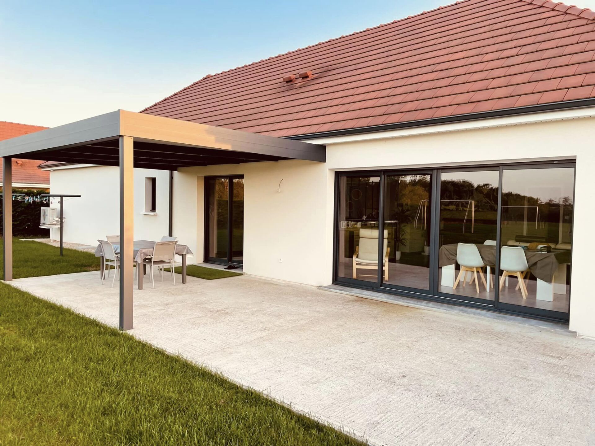 Pergola évolutive modèle « Climacrown » installée à Louhans par TRIHOME Menuiseries, en Bresse bourguignonne