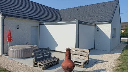 Pergola avec éclairage par leds intégré aux lames installée par TRIHOME Menuiseries à Bligny-lès-Beaunes