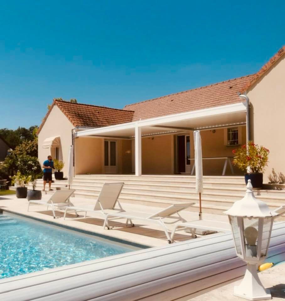 Pergola bioclimatique teinte sablée installé par TRIHOME Menuiseries à Beaune en Bresse Louhannaise