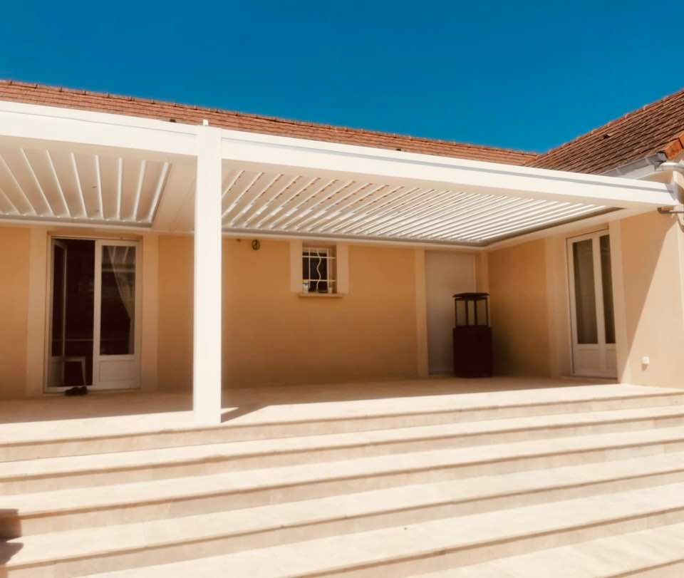 Pergola lux intégral installé à Beaune par TRIHOME Menuiseries, en Bresse bourguignonne