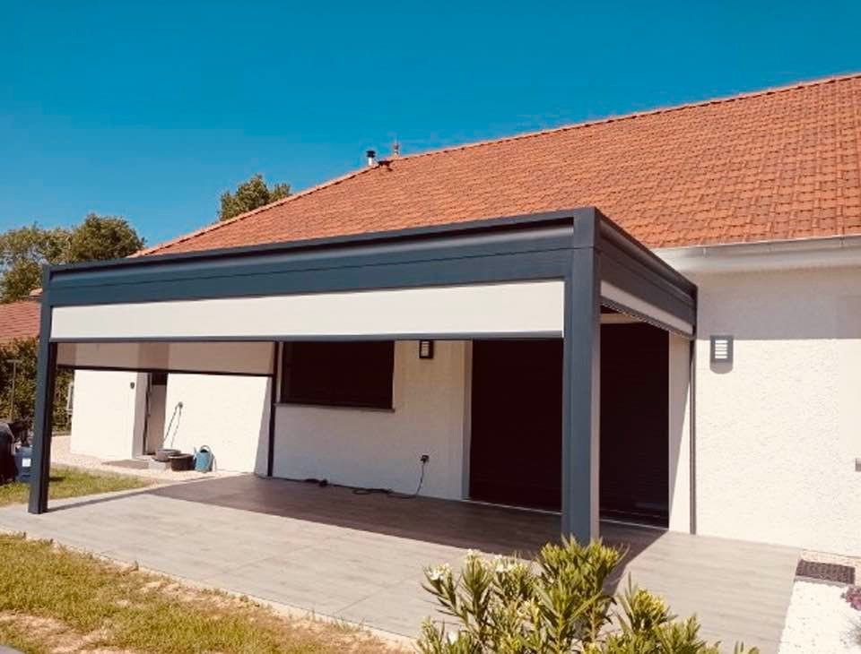 Pergola teinte gris anthracite texturé installée par TRIHOME Menuiseries à Louhans