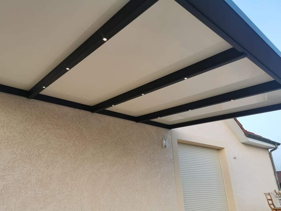 Portail avec panneau isolant aluminium installée par TRIHOME Menuiseries à La Chapelle Naude