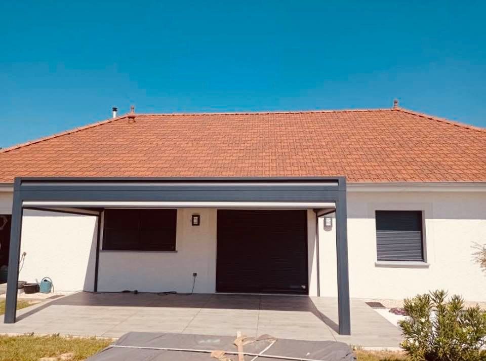 Pergola avec option stores sur toutes les faces installée par TRIHOME Menuiseries à Louhans en Bresse Louhannaise