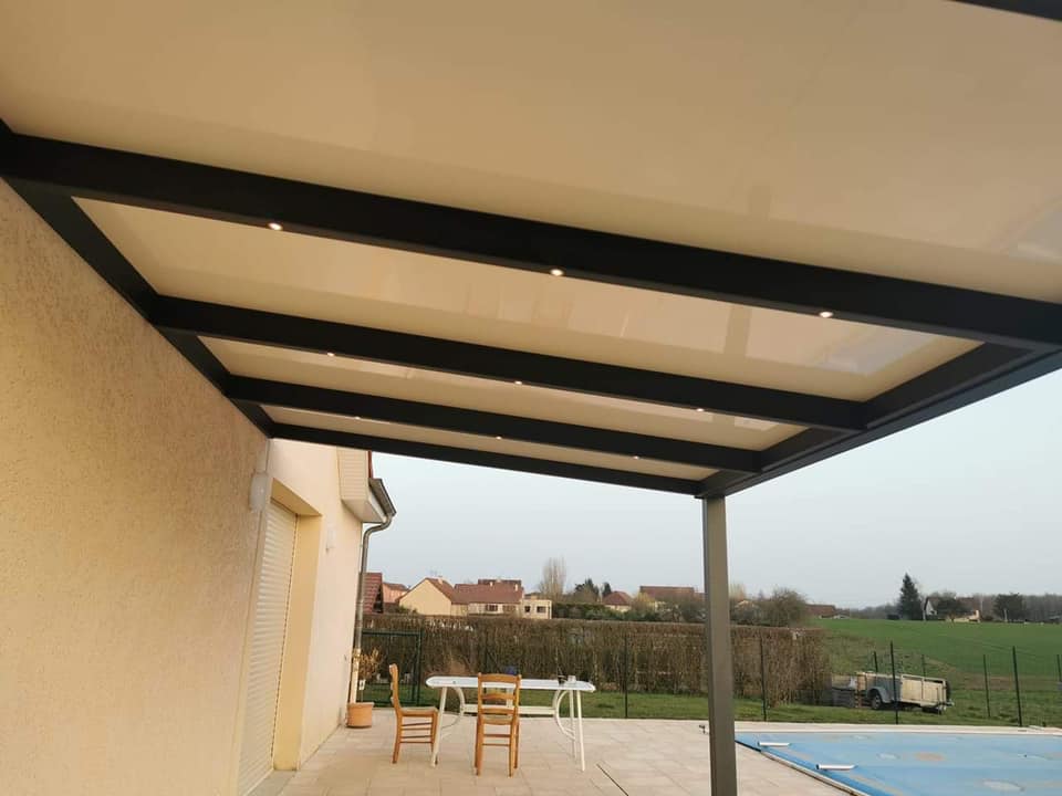 Pergola pour une protection solaire installée par TRIHOME Menuiseries à La Chapelle Naude en Bresse Louhannaise