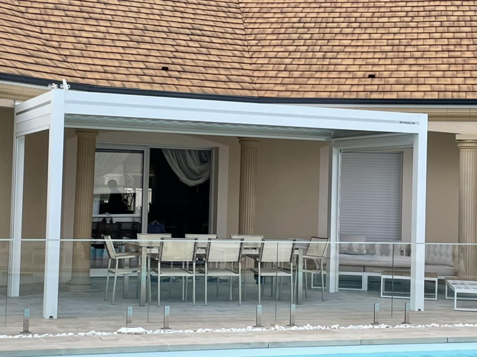 Pergola avec option doubles stores motorisés installée par TRIHOME Menuiseries à Beaune