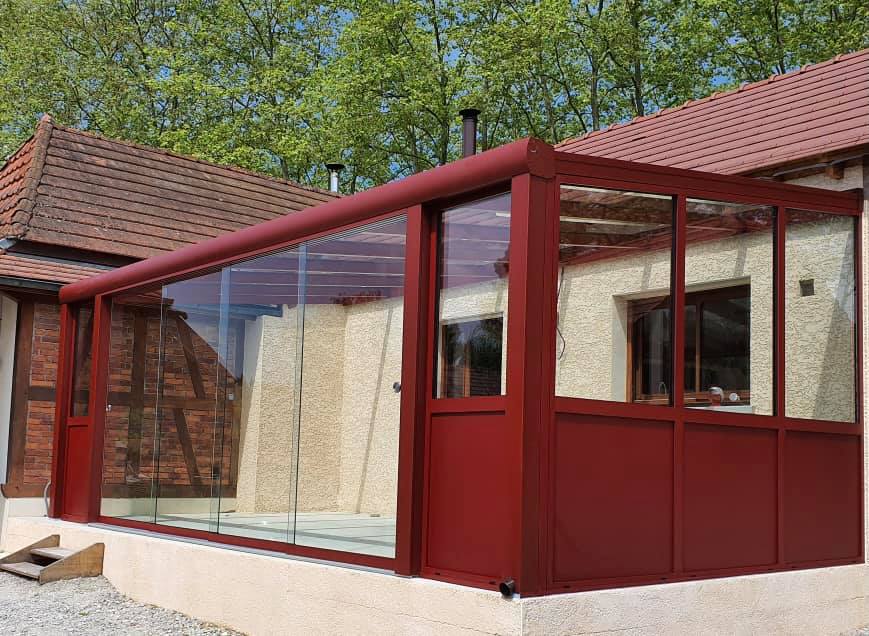 Pergola 100% française créée sur mesure installée à Saint Germain du Bois par TRIHOME Menuiseries, en Bresse bourguignonne