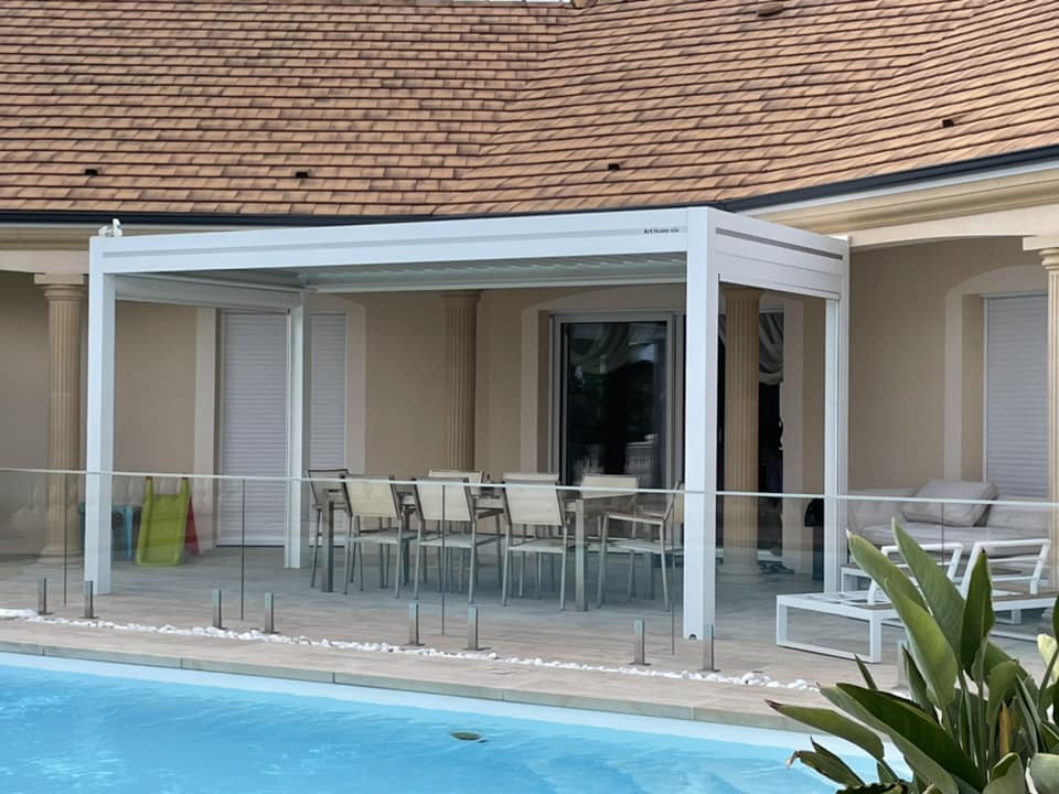 Pergola sur mesure installée par TRIHOME Menuiseries à Beaune en Bresse Louhannaise