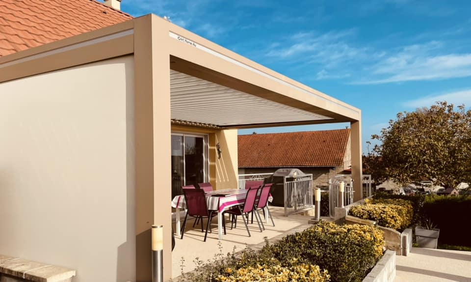 Pergola bioclimatique grande largeur installée à Chivre par TRIHOME Menuiseries, en Bresse bourguignonne