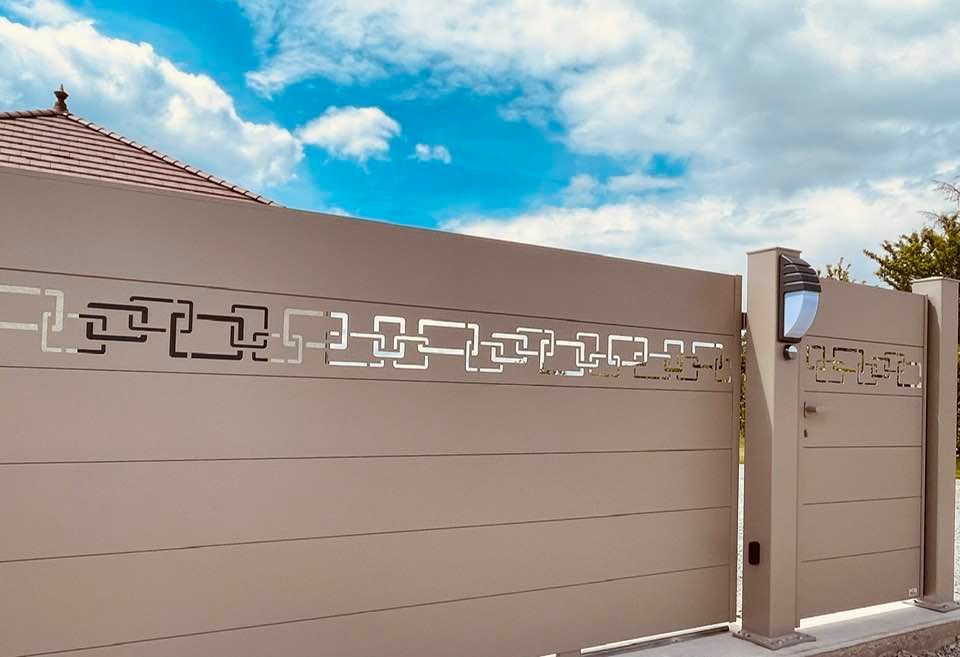 Portail modèle coulissant sur rail avec motorisation installé par TRIHOME Menuiseries au Planois en Bresse Louhannaise