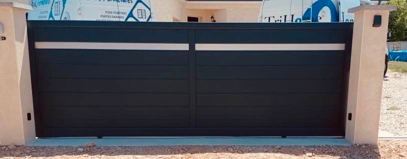 Portail « Urban » avec décor alu brossé installé à Saint-Germain-du-Bois par TRIHOME Menuiseries, en Bresse bourguignonne