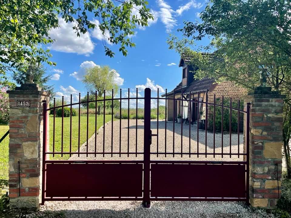 Portail alliant style et sobriété installé à Serley par TRIHOME Menuiseries, en Bresse bourguignonne