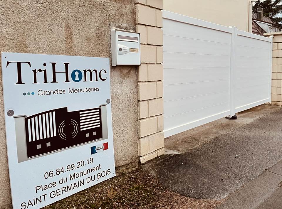 Portail avec visiophone radio avec écran couleur installé par TRIHOME Menuiseries à Saint-Marcel