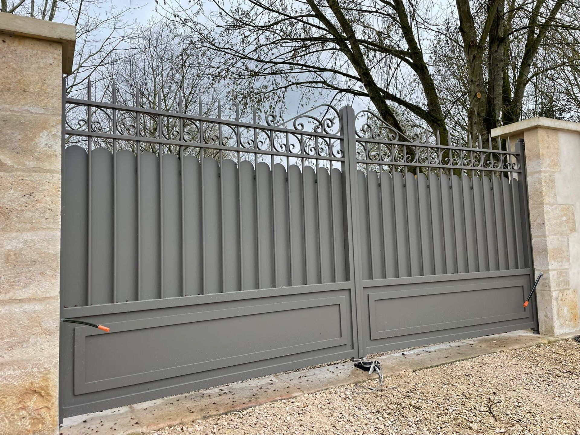 portail en teinte spéciale « gris taupe » finition texturée installé par TRIHOME Menuiseries à Allerey-sur-Saône