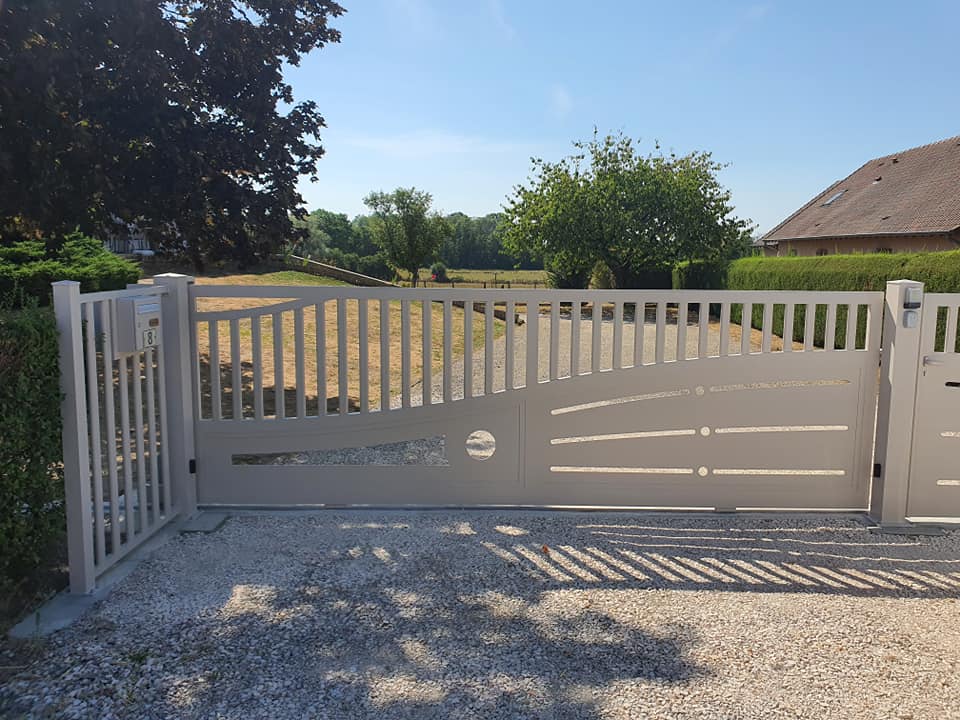Portail coulissant motorisé et portillon installés à Mervans par TRIHOME Menuiseries, en Bresse bourguignonne