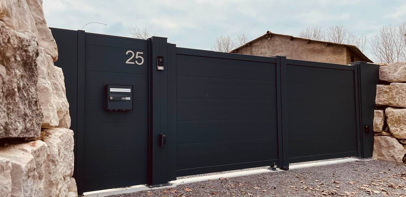 Ensemble portail et clôture sur mesure installé à Saint-Germain-du-Bois par TRIHOME Menuiseries, en Bresse bourguignonne