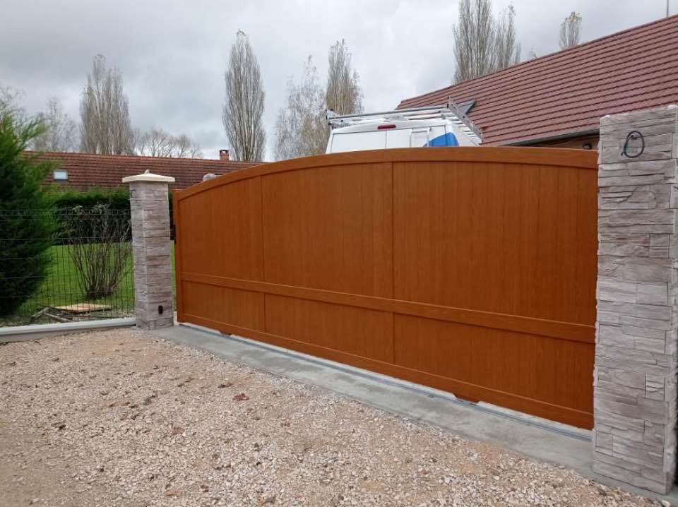 Portail aluminium effet bois installé à Saint-Usuge par TRIHOME Menuiseries, en Bresse bourguignonne
