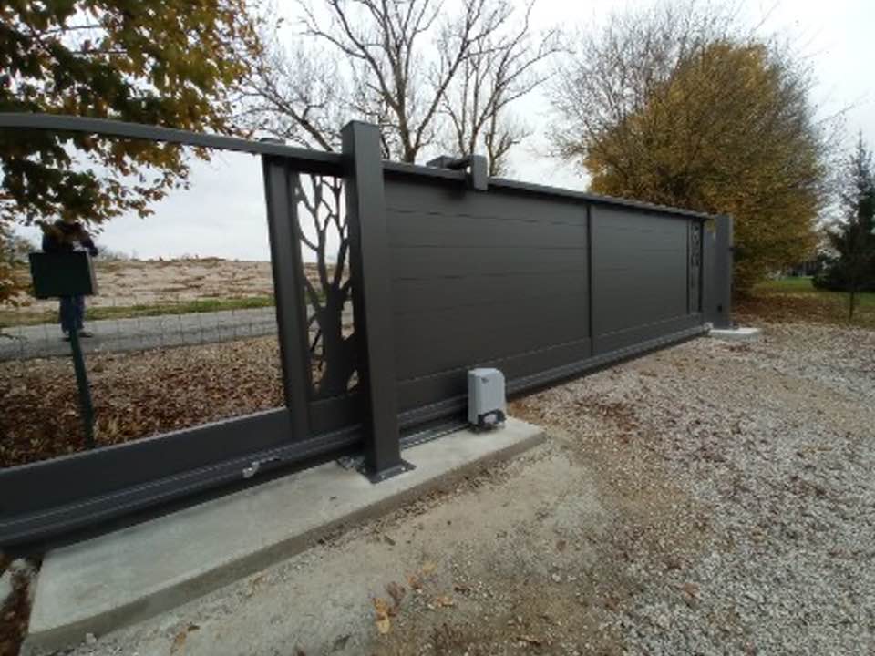 Portail motorisé via moteur DEA Livi installé par TRIHOME Menuiseries à Montpont-en-Bresse