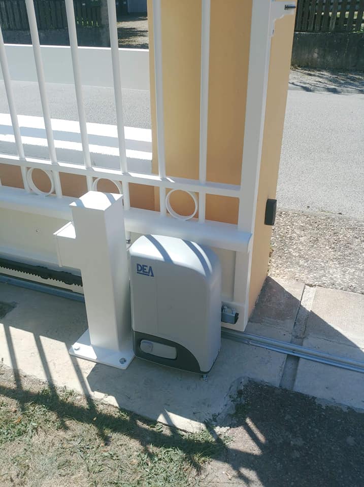 Portail aluminium sur mesure soudé, forgé et installé par TRIHOME Menuiseries à Champorgeuil