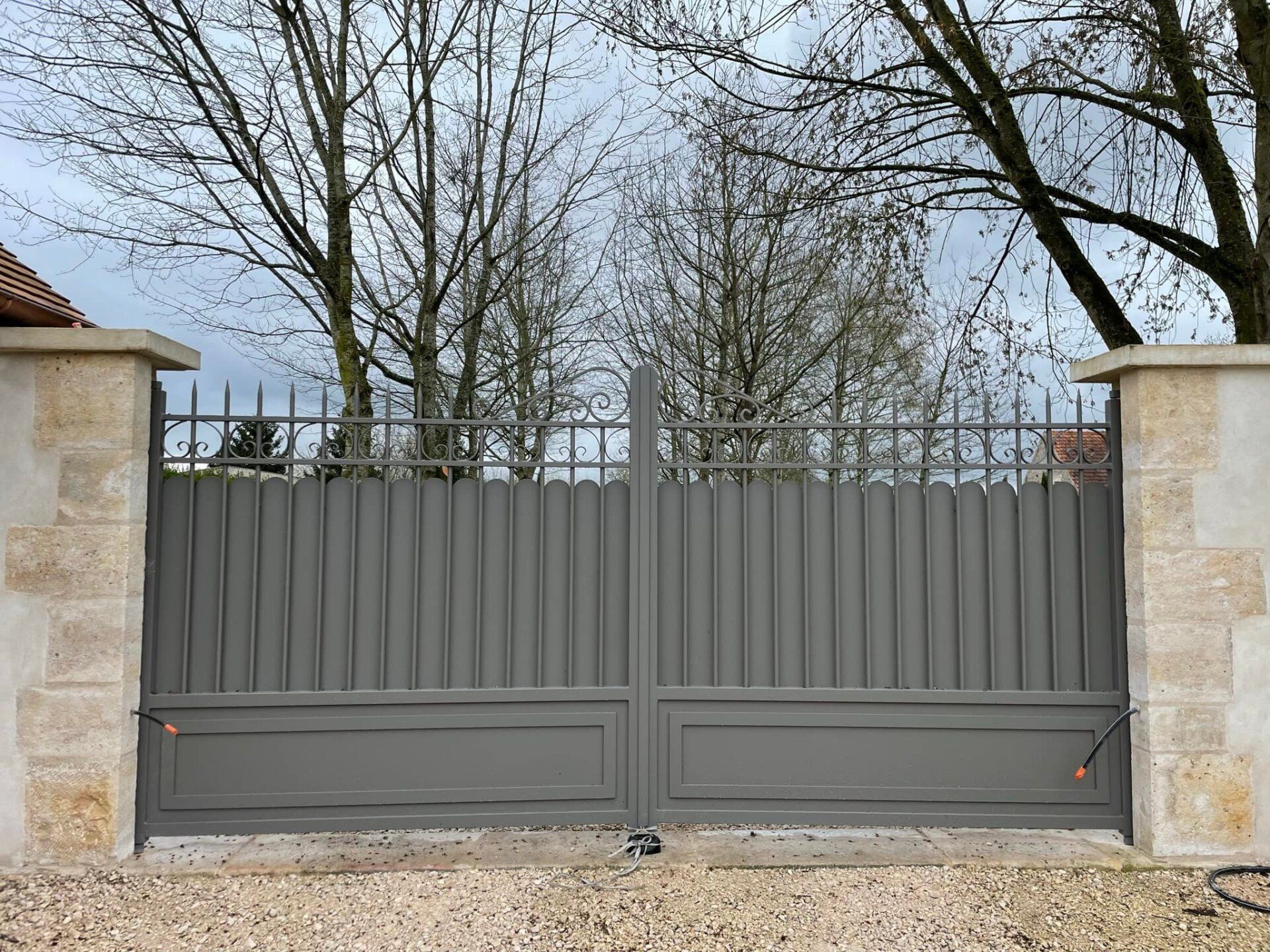 portail aluminium soudé forgé installé à Allerey-sur-Saône par TRIHOME Menuiseries, en Bresse bourguignonne