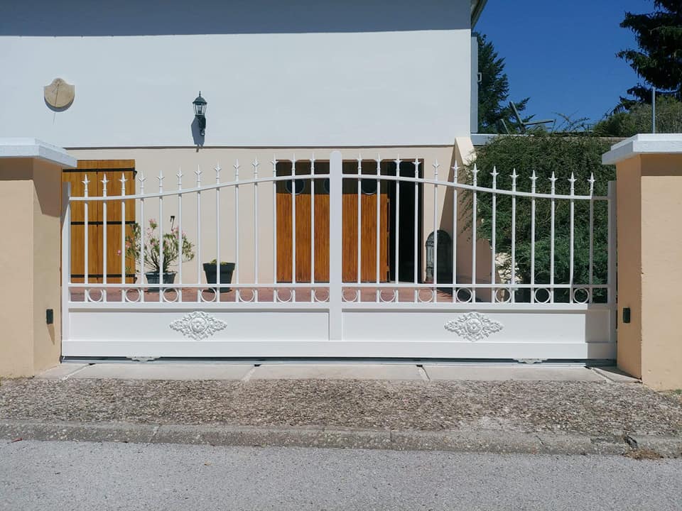 Portail aluminium sur mesure installé à Champorgeuil par TRIHOME Menuiseries, en Bresse bourguignonne