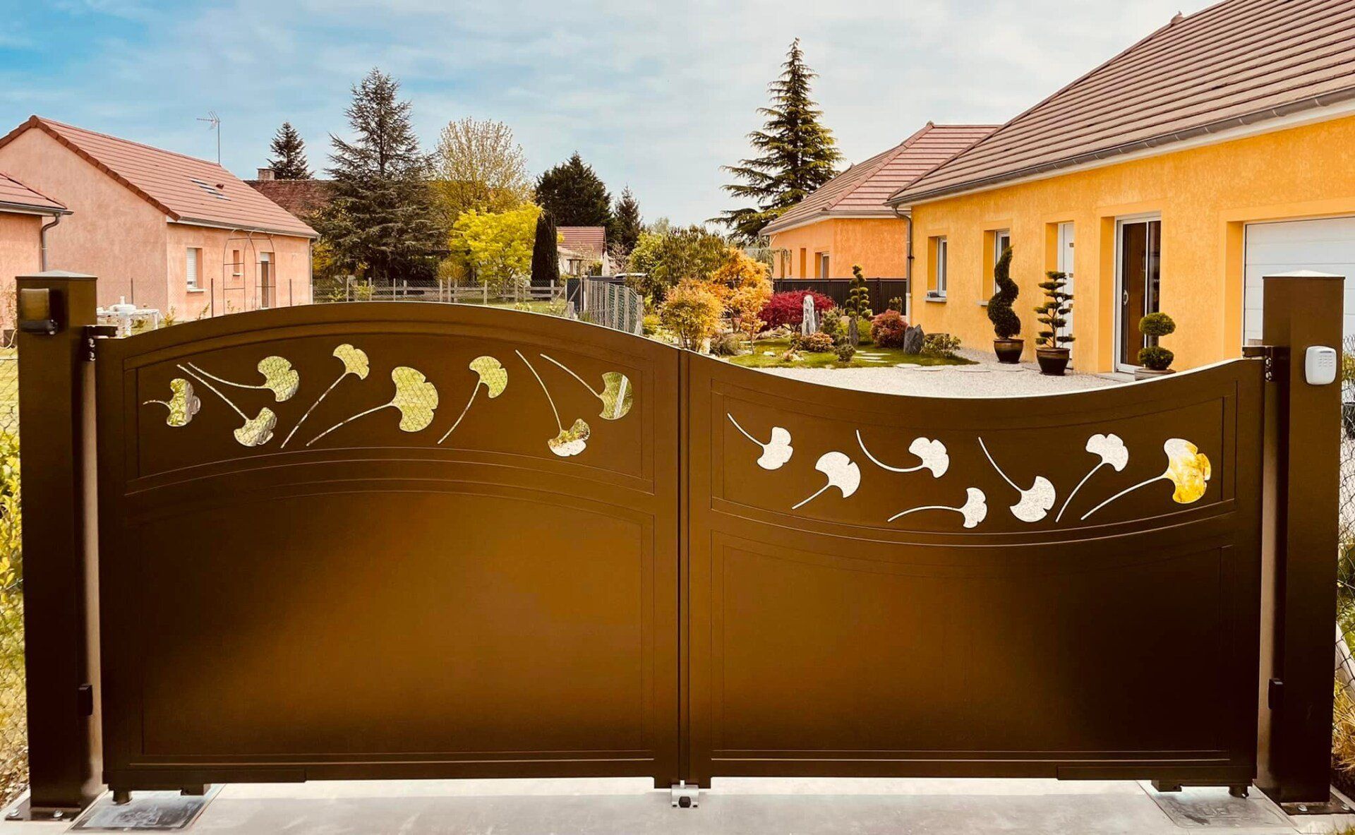 portail aluminium unique gingko installé à Branges par TRIHOME Menuiseries, en Bresse bourguignonne