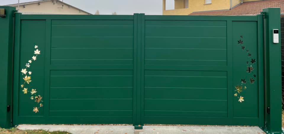 Portail Art & Portails avec motifs feuilles installé à Cousance par TRIHOME Menuiseries, en Bresse bourguignonne