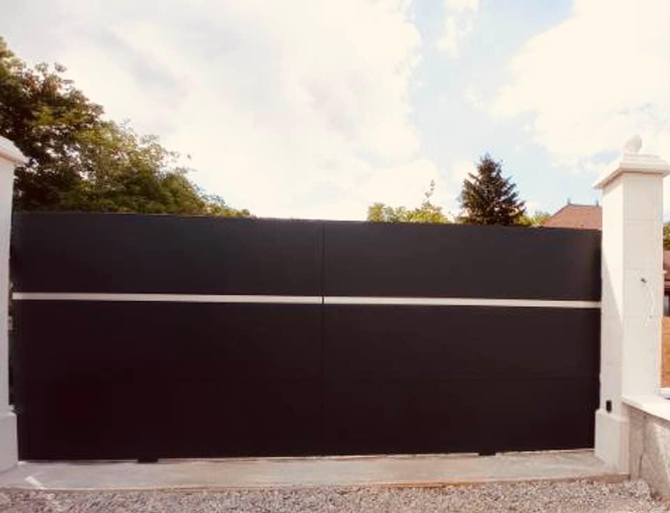 Portail avec décor sur mesure alu brossé installé par TRIHOME Menuiseries à Chagny