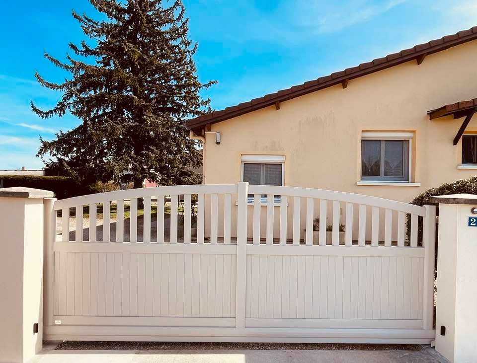 Portail autoporté Art & Portails installé à Terrans par TRIHOME menuiseries, en Bresse bourguignonne