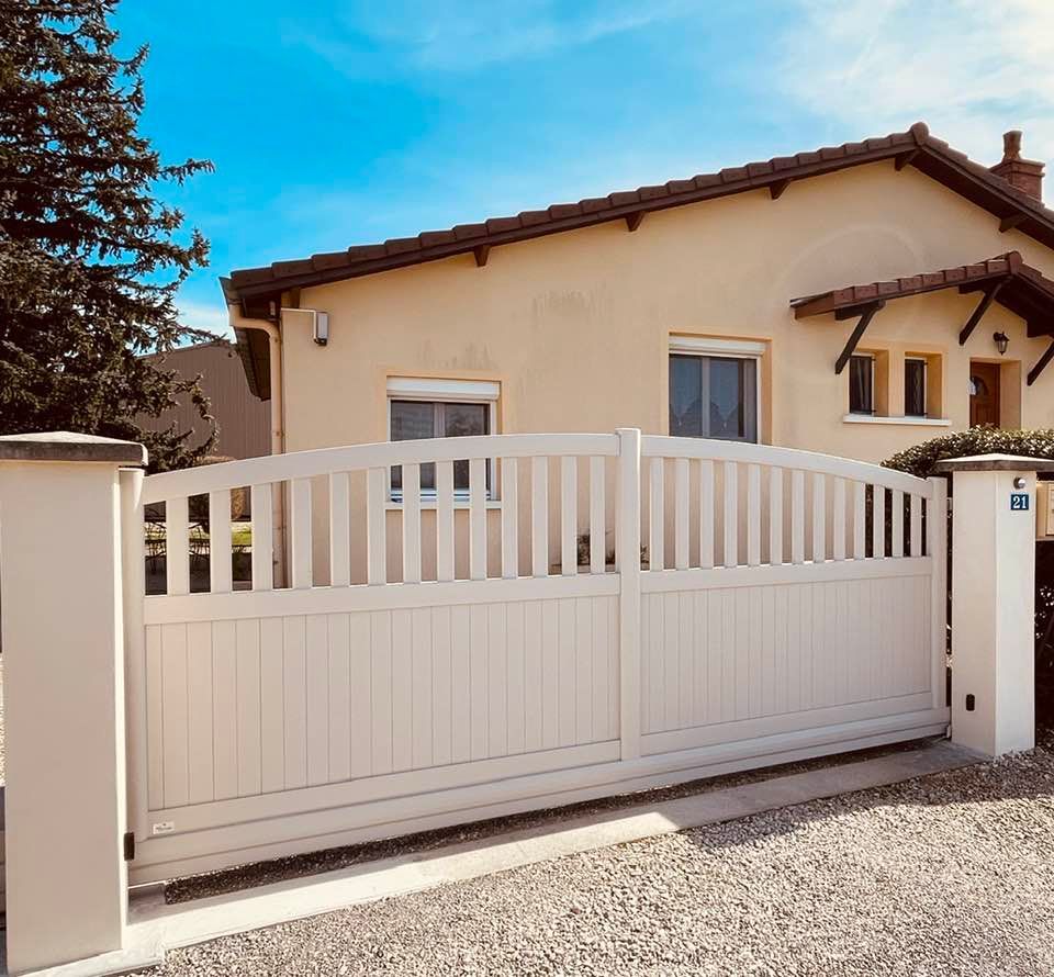 Portail avec motorisation DEA Livi garantie longue durée Trihome installé par TRIHOME Menuiseries à Terrans en Bresse Louhannaise