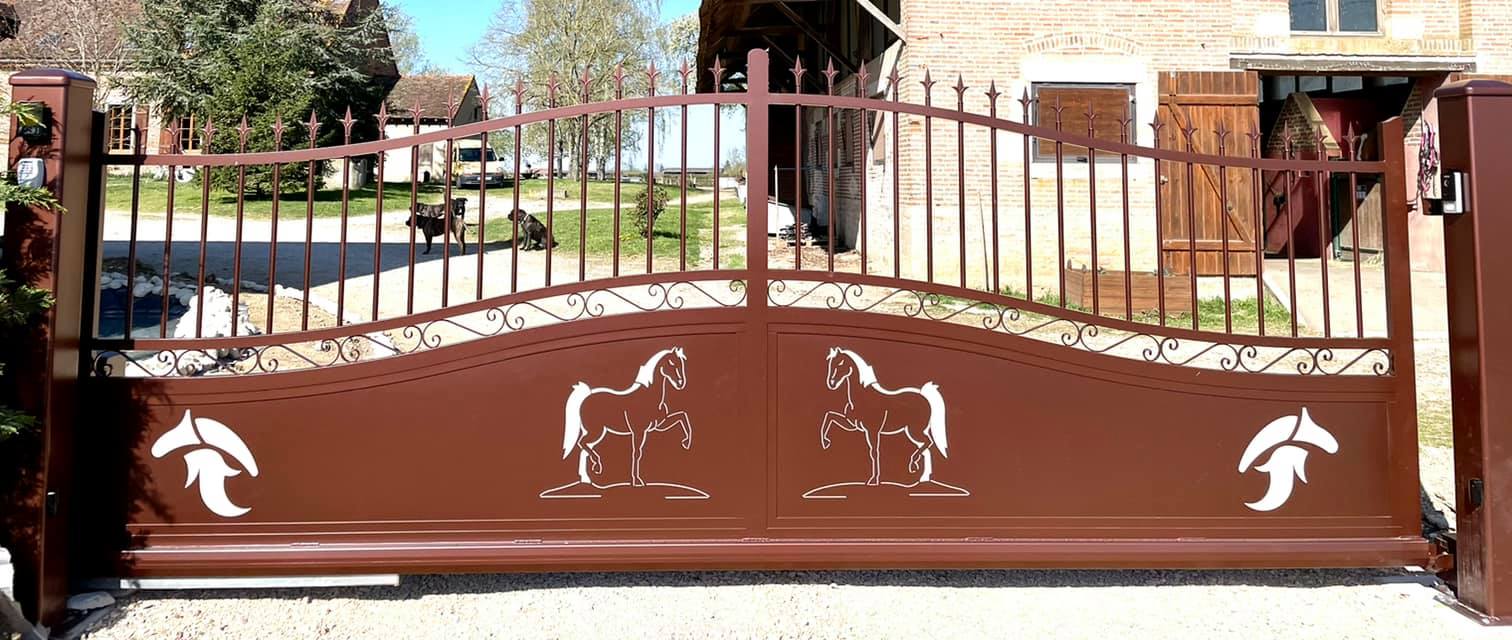 Portail autoporté conçu sur mesure installé à Terrans par TRIHOME Menuiseries, en Bresse bourguignonne