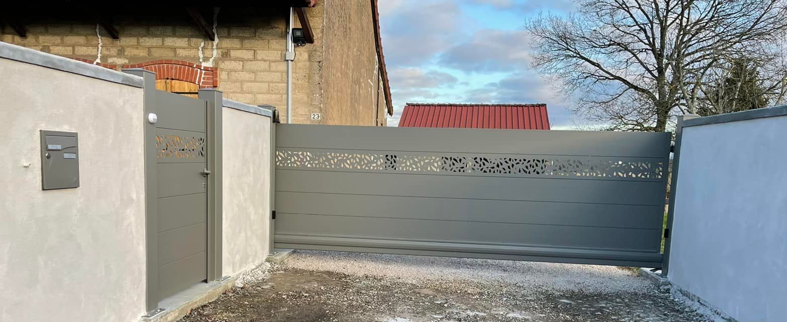 Portail autoporté et son portillon modèle sur mesure installé à Mervans par TRIHOME Menuiseries, en Bresse bourguignonne