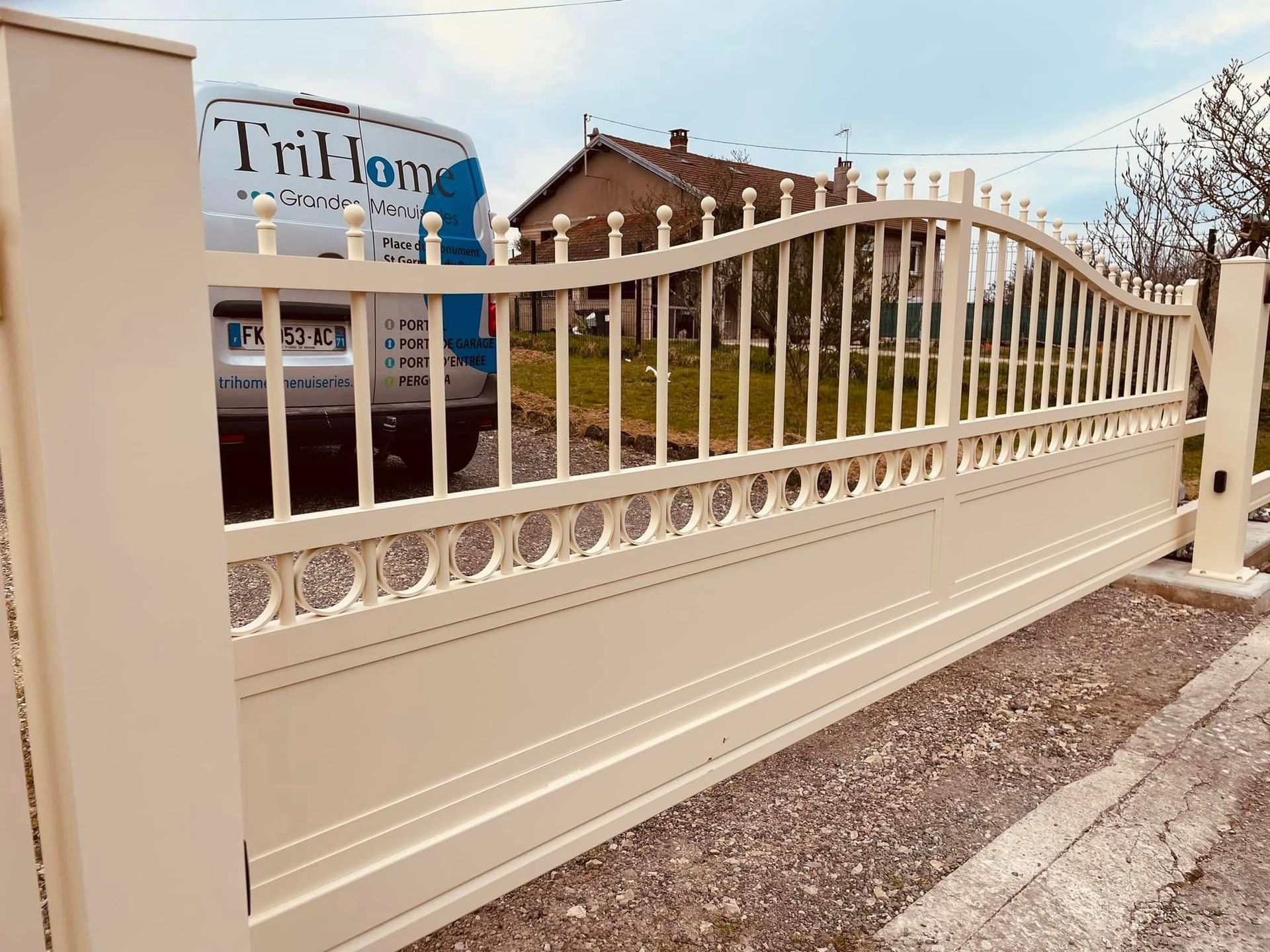 Portail autoporté motorisation DEA Livi installé par TRIHOME Menuiseries à Saint-Marcel