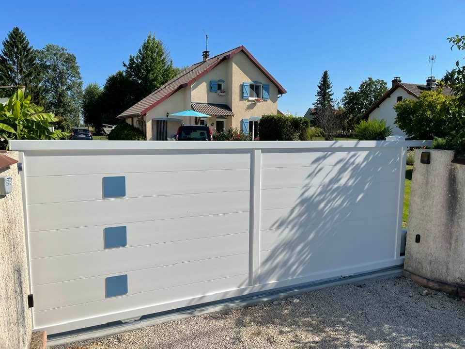 Portail aux teintes sur mesure installé à Louhans par TRIHOME Menuiseries, en Bresse bourguignonne