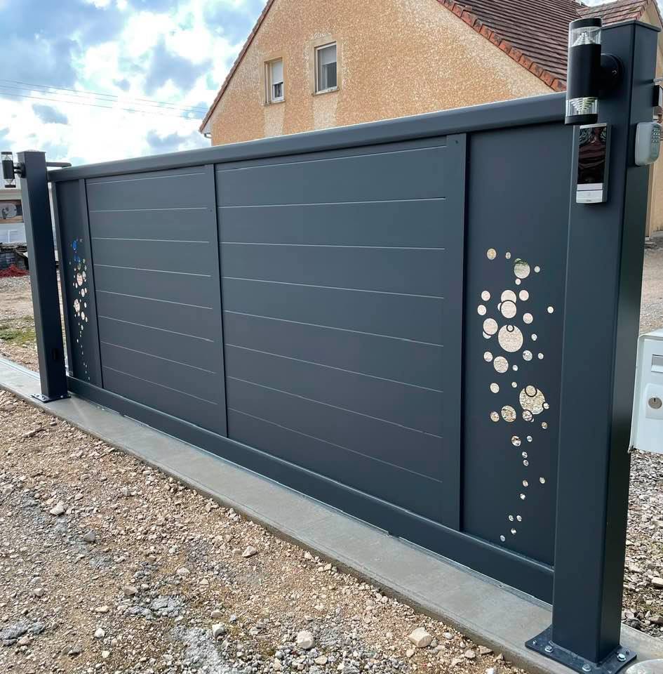 Portail avec visiophone connecté au smartphone installé par TRIHOME Menuiseries à Saint-Germain-du-Bois en Bresse Louhannaise