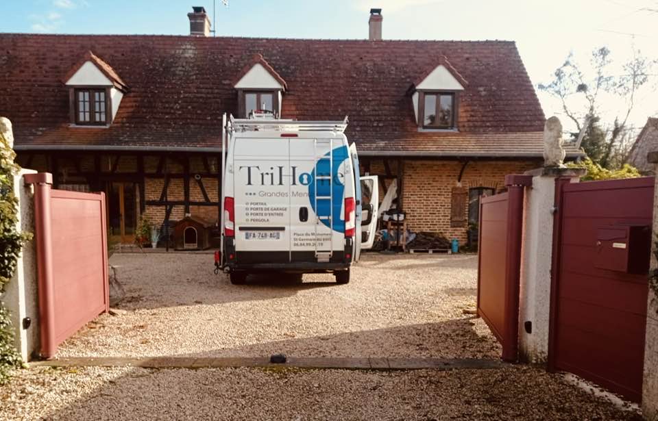 Portail teinte spéciale rouge 2200 sablée installé par TRIHOME Menuiseries à Saint-Usuge