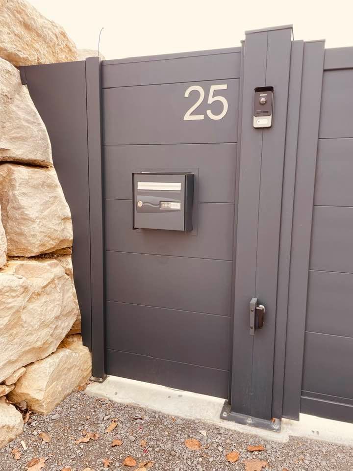 Portail motorisé via DEA Geko installé par TRIHOME Menuiseries à Saint-Germain-du-Bois