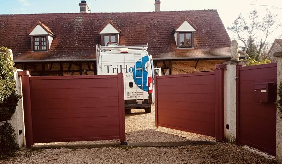 Portail avec clôture sur mesure et boîte aux lettres intégrée installé par TRIHOME Menuiseries à Saint-Usuge en Bresse Louhannaise