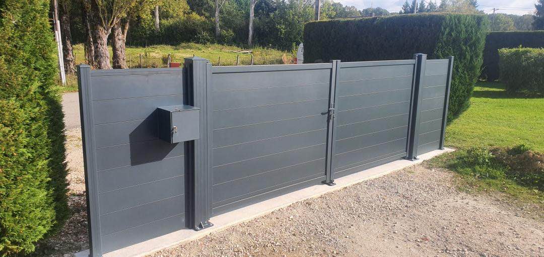 Portail avec clôtures latérales installé par TRIHOME Menuiseries à Louhans