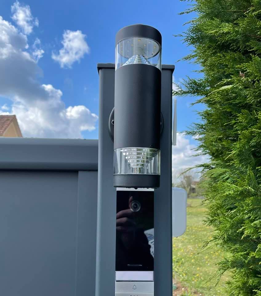 Portail avec commande éclairage extérieurs installé par TRIHOME Menuiseries à Saint-Germain-du-Bois
