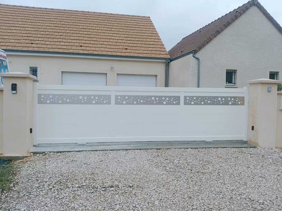 Portail avec décors alunox sur mesure installé à Bey par TRIHOME Menuiseries, en Bresse bourguignonne