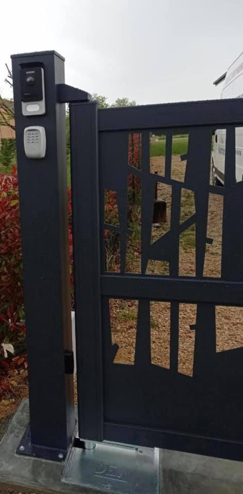 Portail avec de nombreuses options associées installé par TRIHOME Menuiseries à Louhans